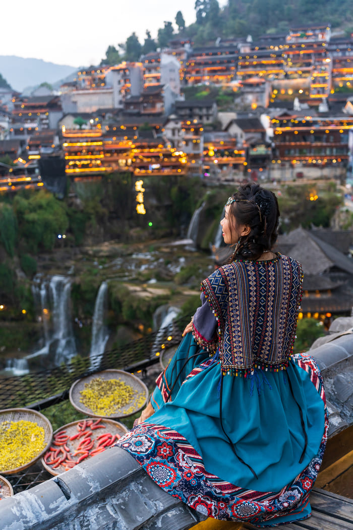 turista contemplando la vista de la ciudad de lijiang
